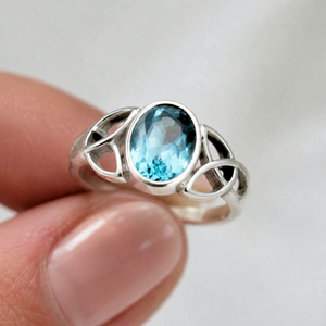 Anillo de Nudo Celta con Topacio Azul, Plata de Ley 925, Hecho a Mano, con Gema Ovalada Natural en Engaste de Bisel, Unisex, Joyería de Piedra de Nacimiento de Diciembre - Product Image 1