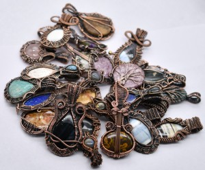 Lote de Joyería con Colgantes de Piedras Preciosas Mixtas Hechos a Mano con Alambre de Cobre - Product Image 3