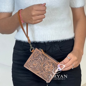 Cartera pequeña de cuero floral con cremallera, grabado floral, tarjetero para monedas y tarjetas ATM, con correa de muñeca, para uso diario, al por mayor - Product Image 1