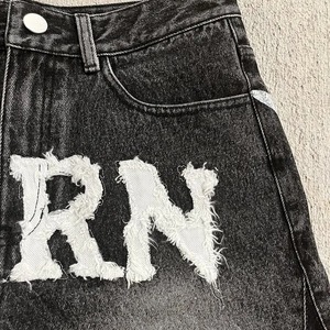 Pantalones Cortos de Mezclilla Negros Desgastados con Estampado Personalizado, Apliques Bordados y Dobladillo sin Rematar, Estilo Urbano Holgado para Hombre - Product Image 4