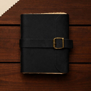 Journal artisanal en cuir à couverture rigide, reliure cousue main, fermeture à boucle, papier rustique vintage à bords festonnés sans acide, carnet d'artiste - Product Image 1