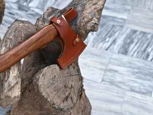 ZA DAMASCUS MAKERS Cabeza de Hacha Vikinga Hecha a Mano de Alta Calidad con Espiga Plana, Hoja de Acero al Carbono con 5 Filos de Corte y Mango de Madera de Fresno Grabado - Product Image 4