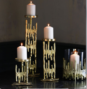 Pieds de table modernes en spirale de fil d'or, décorés de verres en forme de bougie sur bases en cristal ; disponibles à prix de gros. - Product Image 2