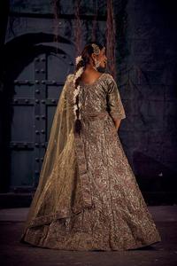 Velours luxueux Bridal Couture Full Heavy Work avec de superbes pierres Jarkan pour la déclaration de mariée ultime - Product Image 3