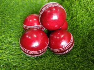 Pelota de Cricket Cosida a Mano en Cuero Rojo, Pelota Dura para Entrenamiento Profesional - Product Image 5
