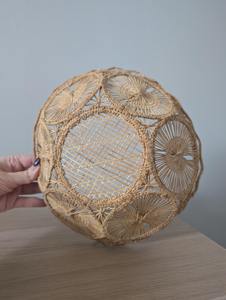 Cesta de pan tejida a mano de diseño, perfecta para servir pan, uso en mesas de restaurante y exhibición decorativa en comidas, procedente de la India. - Product Image 3