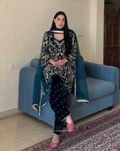 Conjunto de terciopelo con diseño de lentejuelas y bordado Zari, top con pantalón Plazzo y dupatta, completamente cosido y listo para usar. - Product Image 5