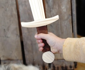 ดาบไม้ทำมือ ขนาด 16 นิ้ว ปลายดาบแบบหอก ด้ามหุ้มหนัง สำหรับเด็กเล่น - Product Image 3
