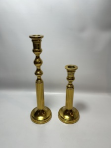 Paire de bougeoirs coniques cannelés en aluminium doré style nordique vintage, vente en gros, centre de table pour hôtels et restaurants - Product Image 1