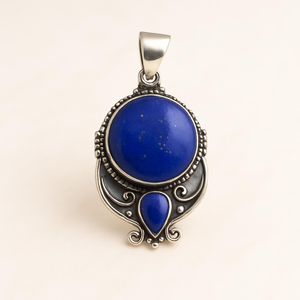 Grand pendentif en lapis-lazuli sur chaîne en argent sterling avec finition oxydée, collier artisanal gothique à breloque pour femme - Product Image 2