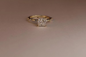 Anillo de compromiso clásico de oro amarillo con diamante cultivado en laboratorio con corte princesa certificado por IGI en oro de 10K, 14K, 18K y plata 925, 935. - Product Image 2