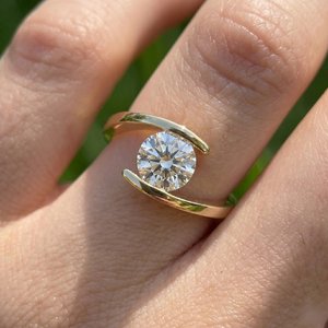 Bague en argent 925 avec moissanite, coupe ronde brillante, éclat éblouissant, bijoux élégants, cadeau pour femme - Product Image 1