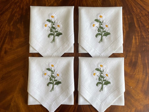 Serviette de table carrée classique personnalisée en coton, brodée de fleurs de marguerite blanches, faite à la main, durable, réutilisable, lavable en machine, taille standard pour la maison - Product Image 1