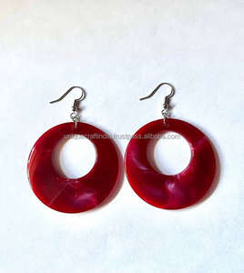 Boucles d'oreilles de mode en résine de couleur personnalisée de luxe fabriquées à la main de qualité supérieure pour les femmes d'Inde - Product Image 5