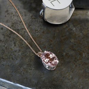 สร้อยคอทองคำแท้ 18k ประดับพลอยมอร์แกไนต์สีชมพูทรงรีเจียระไนแบบธรรมชาติ พร้อมลายฉลุเพชรธรรมชาติ - Product Image 2