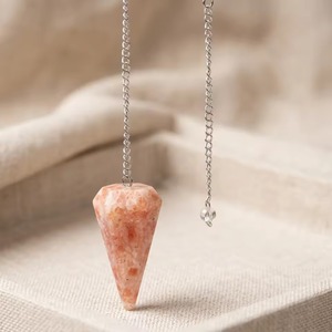 Péndulo único de cuarzo rosa y piedra del sol natural, pulido en forma de cono, cristal de Feng Shui con cadena plateada, calidad de lujo. - Product Image 5