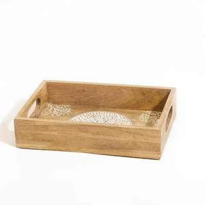 Bandeja rectangular de madera de aspecto clásico con diseño de árbol grabado y asa decorativa para té, café, desayuno, bandeja clásica. - Product Image 2