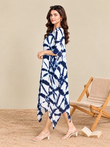 Robe d'été mi-longue ample pour femme, style bohème, bleu tie-dye, manches chauve-souris courtes, col en V, ourlet asymétrique - Product Image 2