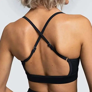 Ensemble de sport pour femme : soutien-gorge et short de gym en tissu extensible respirant en polyester et élasthanne de qualité supérieure pour le yoga et les activités sportives - Product Image 6