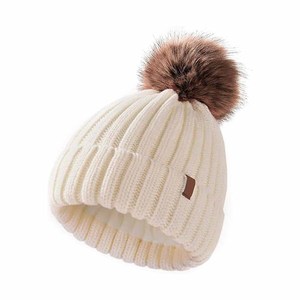 Gorros de invierno para niños, tejidos a mano en color personalizado con pompones de piel sintética para niños. - Product Image 2