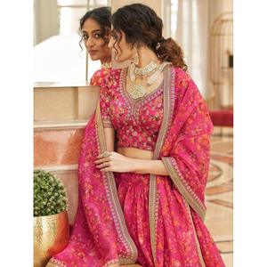 Lehenga choli ผ้าโปร่งพิมพ์ลายดอกไม้สีชมพูแบบดั้งเดิมสำหรับเจ้าสาว - Product Image 4