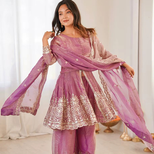 ชุดคุรตะผ้าไหมเนื้อหนาสำหรับผู้หญิง ดีไซน์หรูหรา พร้อมผ้าคลุมไหล่ไหมปักลายด้วยด้ายและเลื่อม งานปักประณีต ผลิตในอินเดีย มีสินค้าพร้อมส่ง - Product Image 1