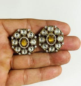 Boucles d'oreilles clous rondes Polki jaunes de luxe plaquées or, bijoux de mode traditionnels indiens pour mariages et fêtes, pour femmes - Product Image 4