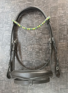 Bridon en cuir pour cheval avec frontale verte ornée de diamants et sangle de nez à boucle FHS BRA003, sac à fermeture éclair en polyéthylène - Product Image 3