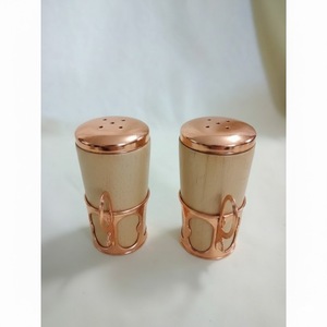 Élégants salières et poivrières en bois finition cuivre faites à la main, distributeur d'épices unique en or rose pour la décoration de table à la maison - Product Image 1