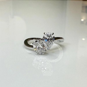 Bague Toi et Moi en or 14 carats _ Bague de fiançailles avec diamant de laboratoire en forme de poire et d'ovale - Product Image 2