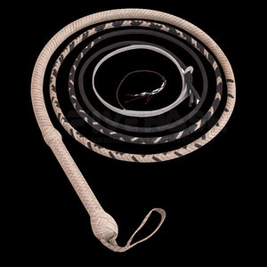 Látigo de Cuero Premium Hecho a Mano, Cuero Genuino Duradero, Agarre Fuerte, Diseño Flexible, Perfecto para Entrenamiento al Aire Libre - Product Image 6