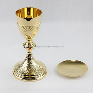 Cáliz y Patena de Latón para Iglesia, Acabado Pulido, Diseño Floral en Relieve, Copa de Comunión Litúrgica Católica, Mano de Obra Premium - Product Image 1