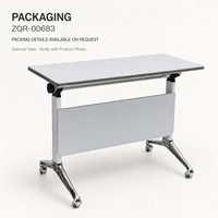 Table de formation mobile avec panneau de discrétion gris clair, cadre blanc et pieds chromés inclinés pour salle de réunion de bureau