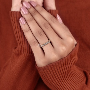 Bague de mariage empilable en or 14 carats avec diamants de laboratoire ronds et taille princesse, motif zigzag, pour elle, vente en gros - Product Image 4