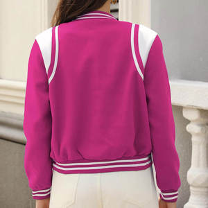เสื้อแจ็คเก็ตวาร์ซิตี้สีชมพูสดสำหรับผู้หญิง  แผ่นไหล่สีขาว  แจ็คเก็ตบอมเบอร์แบบ Letterman  คอปกและปลายแขนเสื้อแบบริบ  กระดุมแบบปกปิด  สไตล์สตรีทแวร์ - Product Image 2