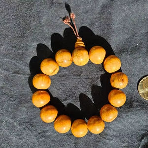 Pulsera de cuentas redondas de madera hecha a mano con acabado natural, ligera, elegante y perfecta para el uso diario. - Product Image 1