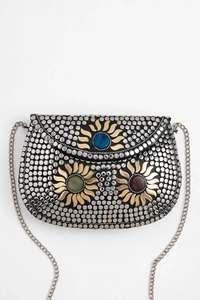 Sac bandoulière demi-lune orné de pièces de monnaie argentées et de tournesols dorés en nacre / Pochette bohème Banjara / Sac ethnique fait main pour femme pour mariage - Product Image 4