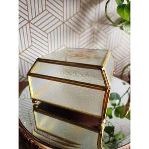 El marco metálico aporta un toque industrial discreto a su encanto lujoso, con un almacenamiento refinado que mejora tanto la organización como la decoración. - Product Image 6