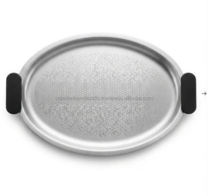 Bandeja de Servir Ovalada de Acero Inoxidable de Lujo con Asas, Patrón Grabado, Plato Decorativo para Servir Café, Té y Alimentos - Product Image 1