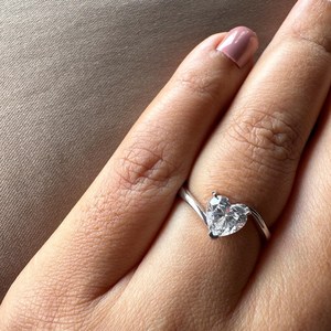 Anillo de Moissanita con Forma de Corazón y Banda Curva para Mujer, Plata 925 Original, Joyería Única para Propuesta de Matrimonio, Regalo de Boda - Product Image 5