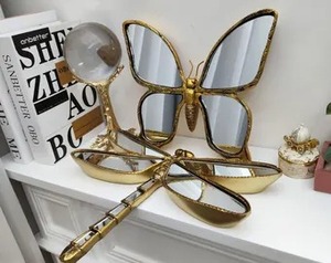 Miroir mural au design élégant en forme de papillon, adapté à la décoration de la chambre à coucher, du salon, du couloir, ajoute une touche unique et artistique à n'importe quelle pièce. - Product Image 2