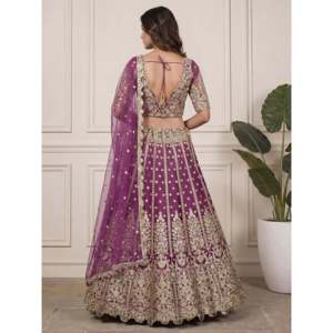 Lehenga Choli Tradicional Chino Bordado en Color Morado para Damas de Honor - Product Image 3