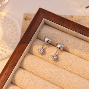 Boucles d'oreilles en moissanite en forme de cœur AMBER JEWELS T-2789, argent 925 plaqué argent, bijoux minimalistes unisexes pour tous les jours - Product Image 1
