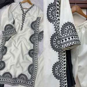 Ensemble prêt-à-porter de créateur avec haut en tissu slub à motifs complexes et broderies, bas en tissu slub et dupatta en soie tabby à imprimé numérique - Product Image 6