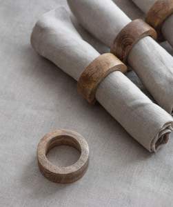 Anneau de serviette en bois lisse avec surface polie pour une manipulation confortable et une présentation élégante des serviettes - Product Image 1