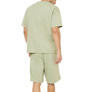 Ensemble deux pièces vert clair pour hommes, t-shirt à manches courtes et short surdimensionnés, style décontracté streetwear d'été - Product Image 2