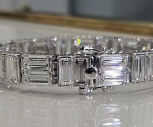 Bracelet tennis de luxe en moissanite taille baguette, style hip-hop, serti de pierres, aspect diamant VVS, brillance or blanc - Product Image 1