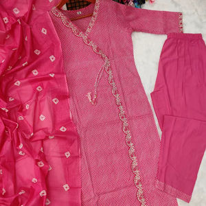 LANZANDO NUEVO DISEÑADOR KURTI PENT CON DUPATTA TELA ALGODÓN CON BORDADO PRODUCTO DE MEJOR CALIDAD - Product Image 1