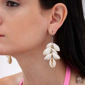 Pendientes colgantes PRAO Bunch of Cowrie Shell Danglers Joyería fina para mujer - Product Image 1
