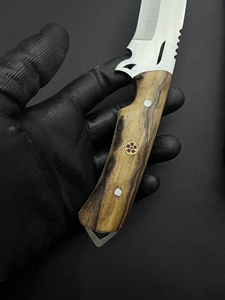 Cuchillo de Supervivencia Alemán de Acero Inoxidable, Hoja Fija, Cuchillo de Caza con Borde Parcialmente Dentado, Mango de Nogal y Funda de Cuero - Product Image 3